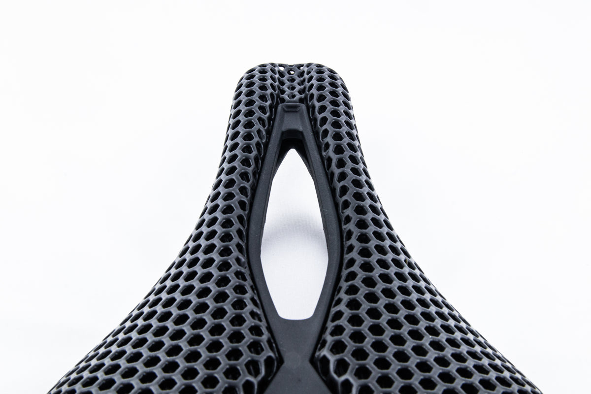 PAINLESS — 3D tištěné karbonové sedlo
